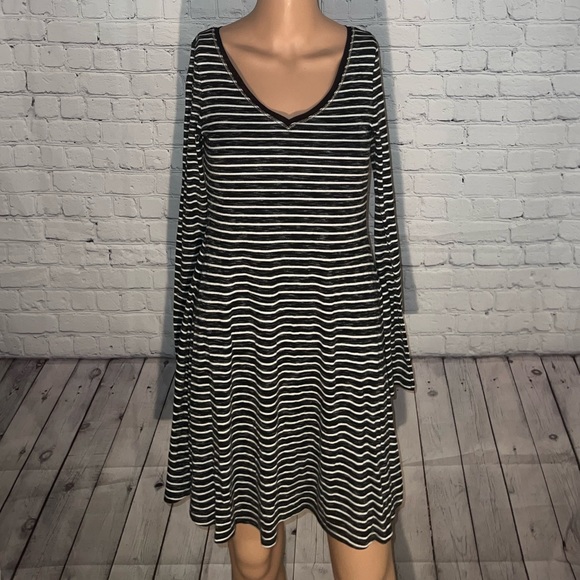 White House Black Market Dresses & Skirts - White House Black Market Black & White Striped Long Sleeve Dress size XXS